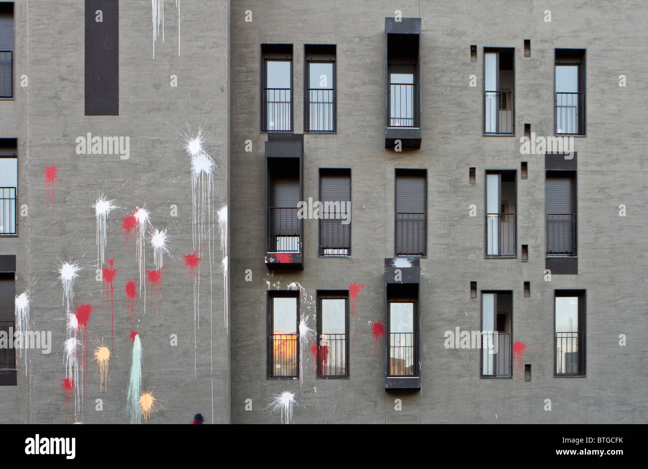 Paintball Flecken an der Seite einen Wohnblock in Barcelona Stockfoto