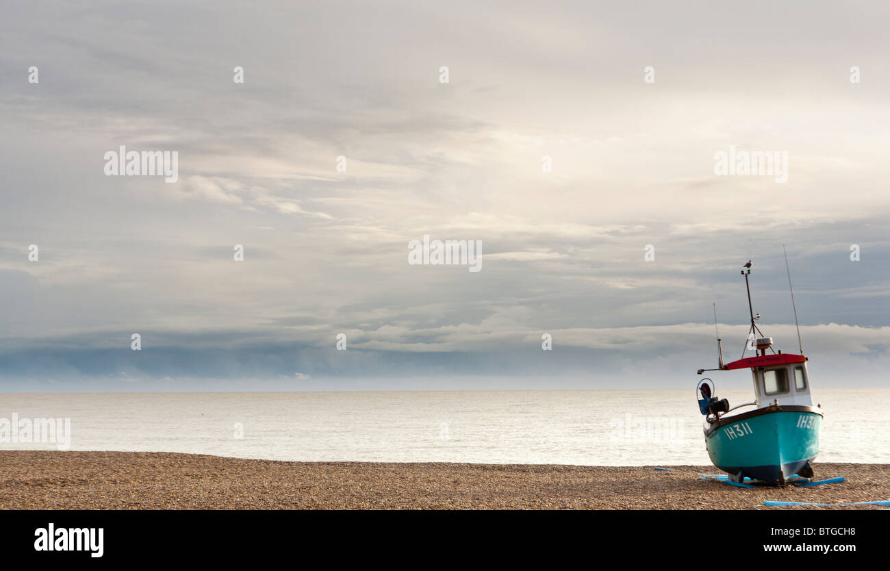 Blau geschältes-Angelboot/Fischerboot am Strand von Aldeburgh Stockfoto