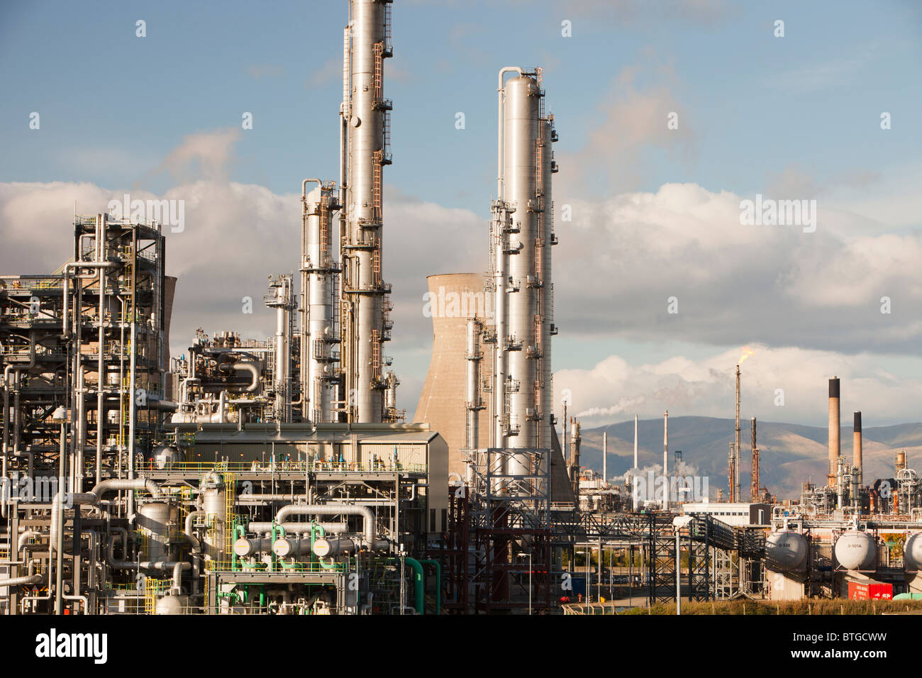 Die Ineos-Öl-Raffinerie in Grangemouth, Schottland, UK, ist verantwortlich für massive CO2-Emissionen. Stockfoto