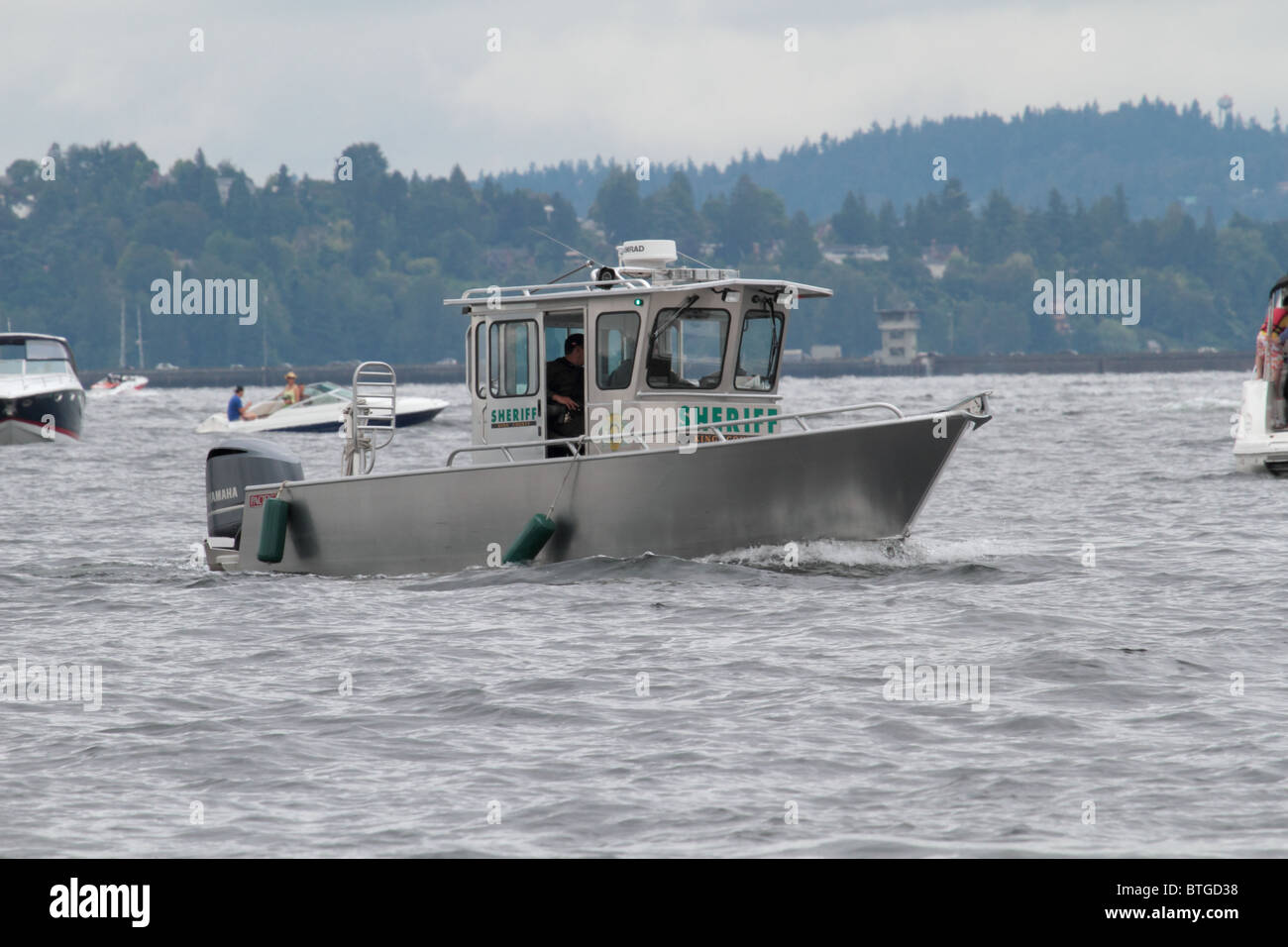 King County Sheriff Polizeiboot am Lake Washington in Seattle während Seafair Ausschau nach Zuwiderhandlungen beobachten die Blue Angels Stockfoto