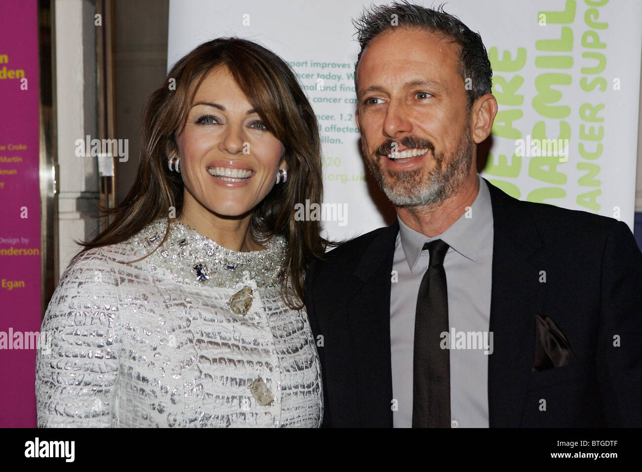 Elizabeth Hurley Liz Modedesigner Patrick Cox bei Grease Musical für Macmillan Cancer Support, Piccadilly Theatre London Stockfoto