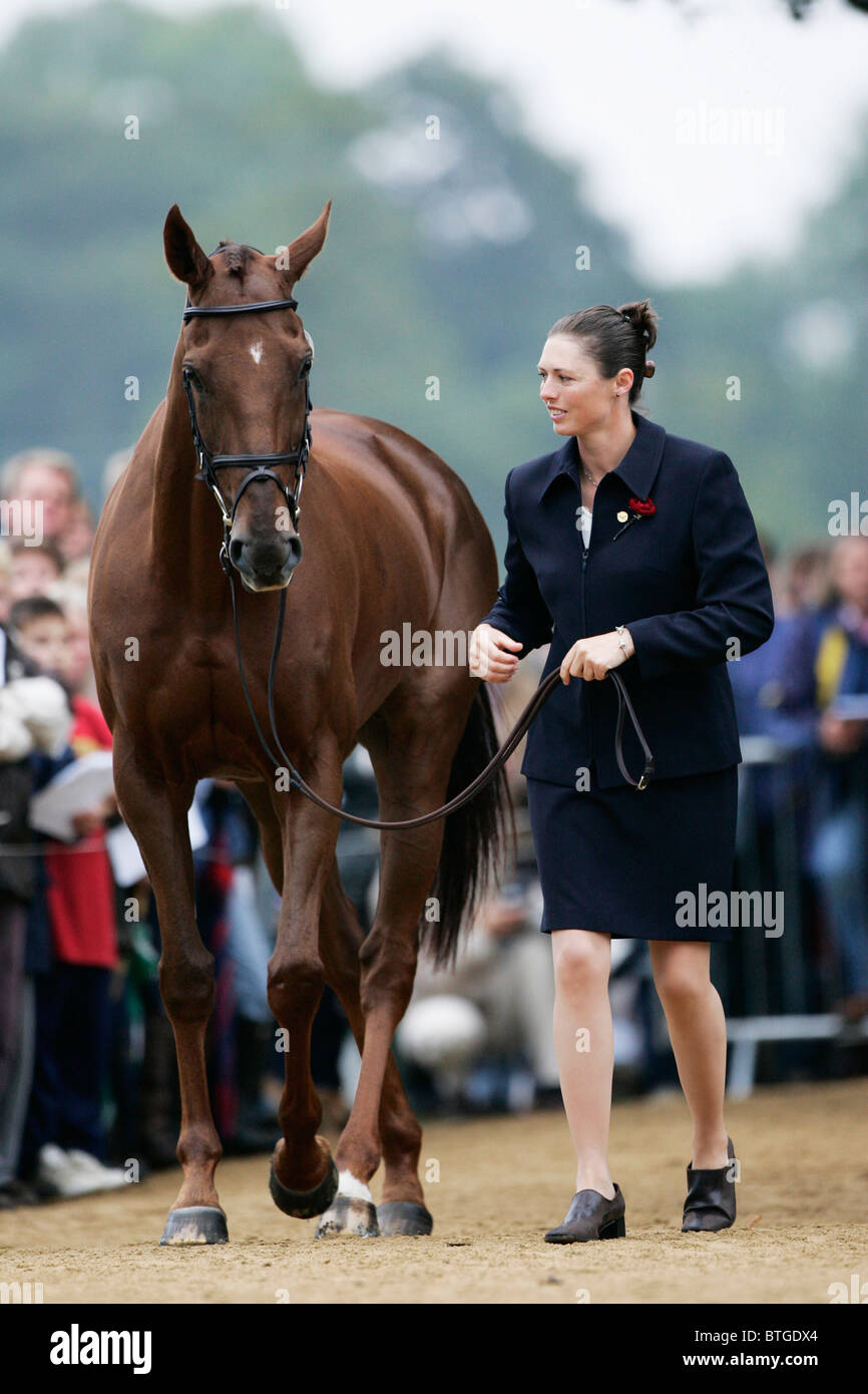 Reiter, Jeanette Brakewell Pferd trabt "übernehmen Sie' bei Tierarzt Inspektion bei Blenheim FEI Petplan Vielseitigkeits-Europameisterschaft Stockfoto