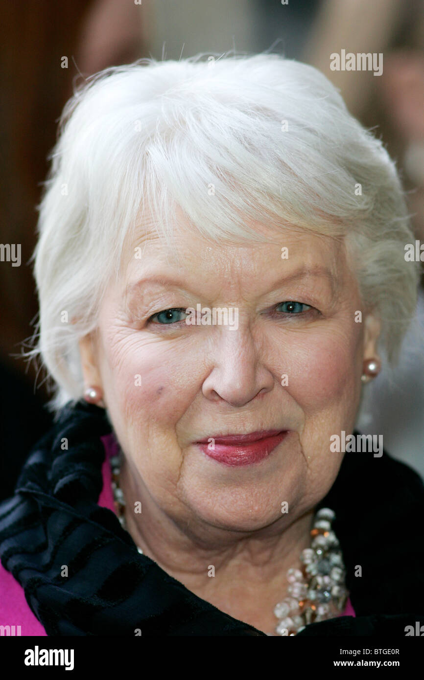 Schauspielerin June Whitfield kommt für die Frau Own "Kinder der Mut Awards" in London in der Westminster Abbey Stockfoto