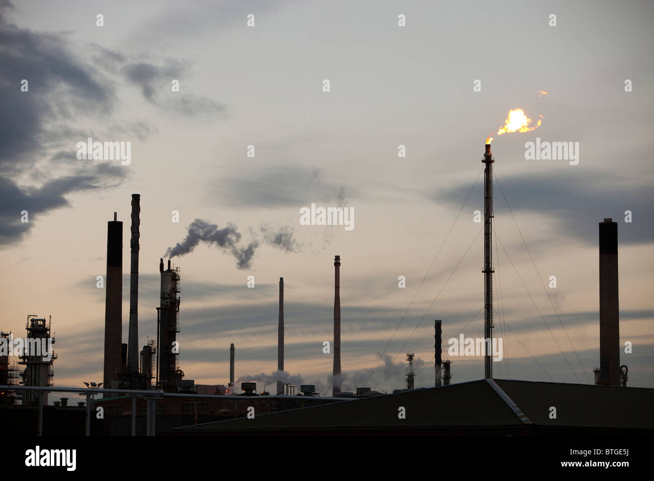 Die Ineos-Öl-Raffinerie in Grangemouth, Schottland, UK, ist verantwortlich für massive CO2-Emissionen. Stockfoto