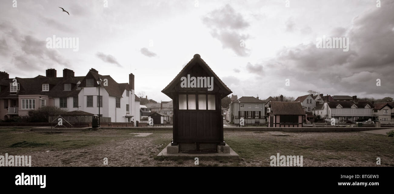 Meer bei Aldeburgh zeigt eine kleine Hütte oder Unterstand gegen Unwetter, dramatische Wolken im Hintergrund Stockfoto