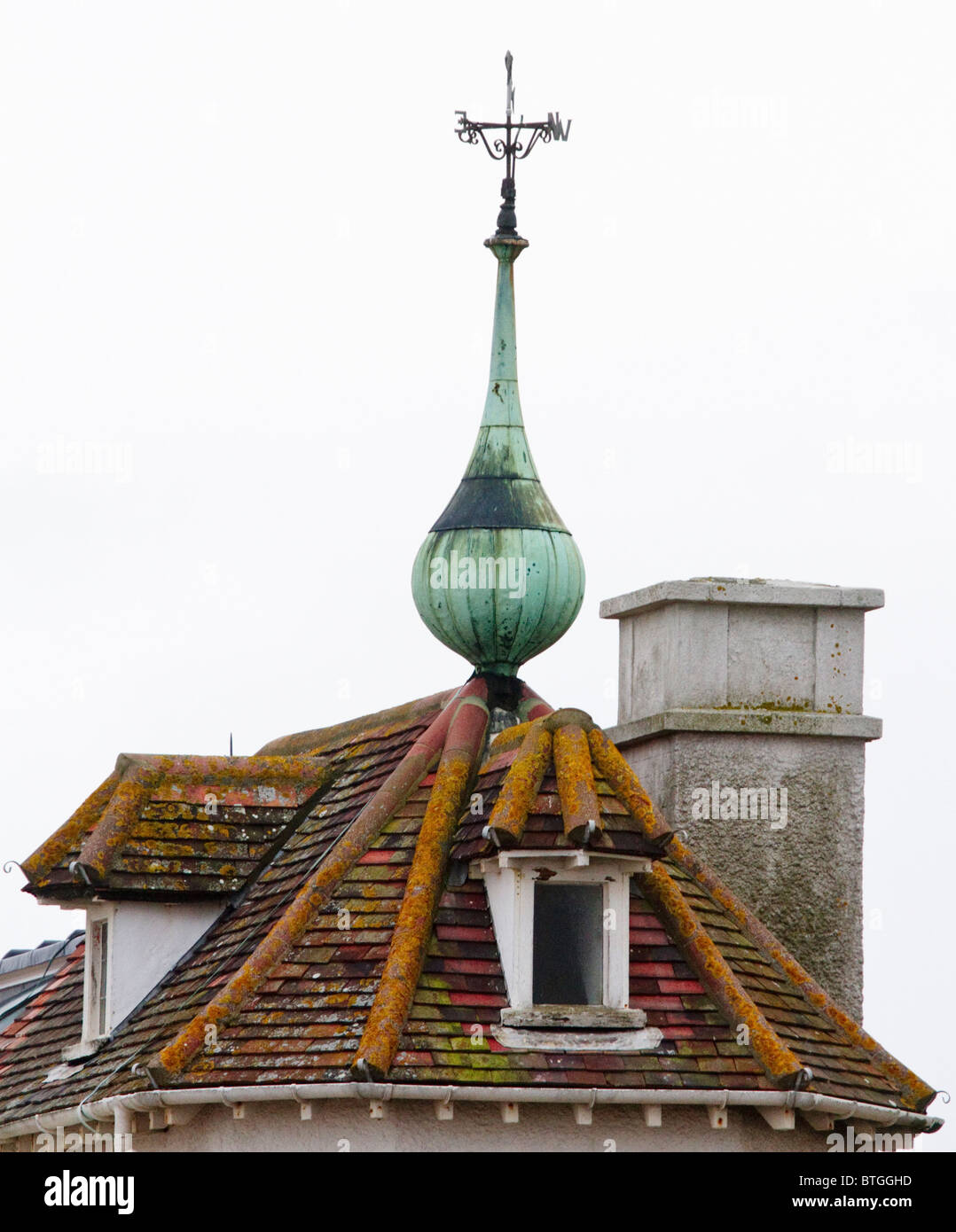 Ein Aldeburgh Dach sporting eine ungewöhnliche zwiebelförmige Wetterfahne Stockfoto