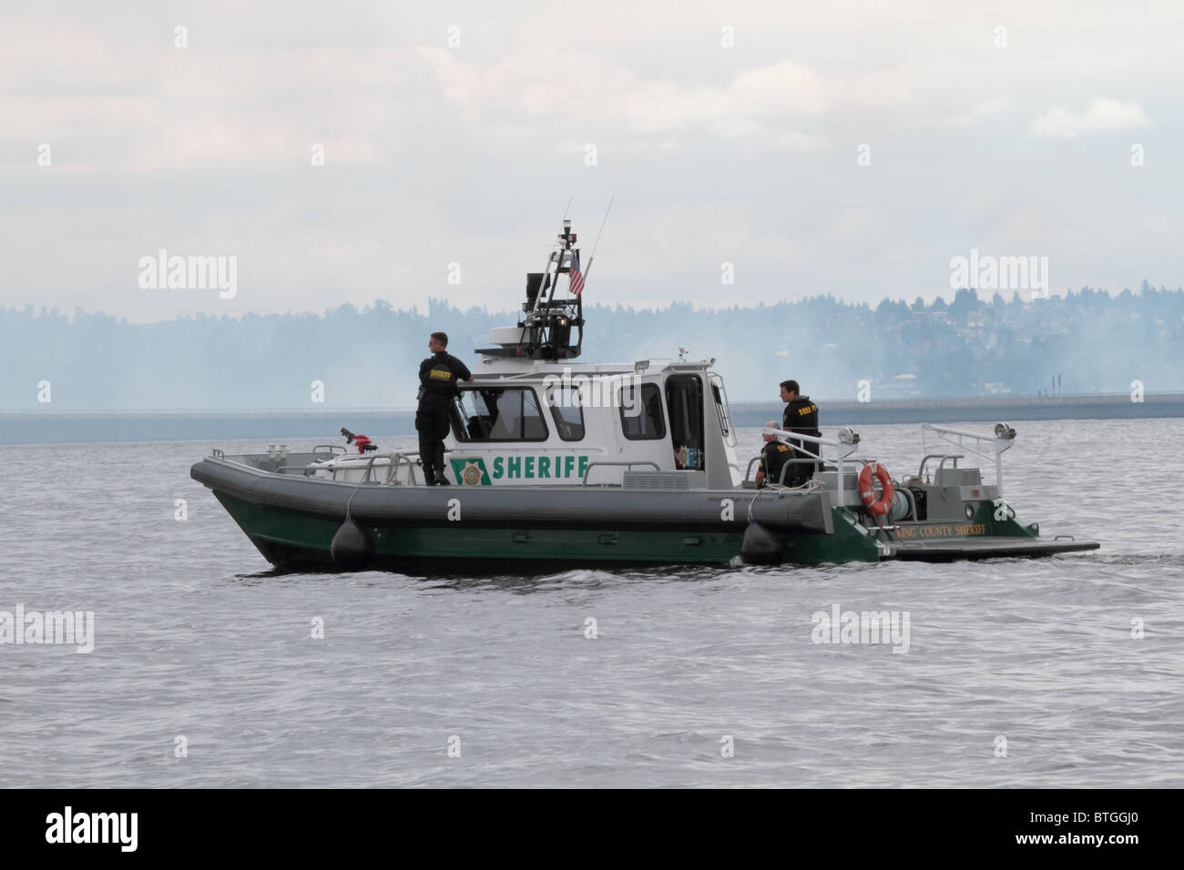 King County Sheriff Polizeiboot am Lake Washington in Seattle während Seafair Ausschau nach Zuwiderhandlungen beobachten die Blue Angels Stockfoto