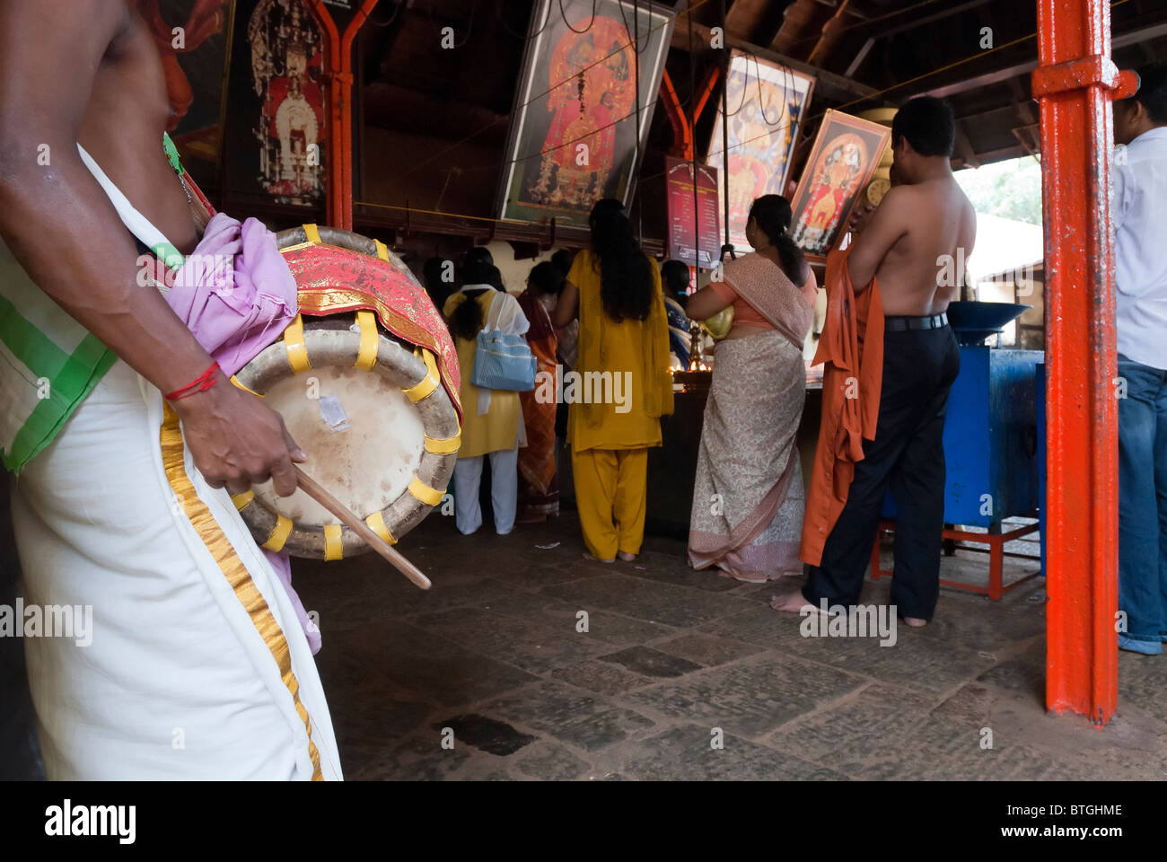 Ein Mann spielt Thavil; eine Barrel geformt Schlaginstrument-Kali-Bhagavathy-Tempel in Kodungallur; Kerala; Indien. Stockfoto