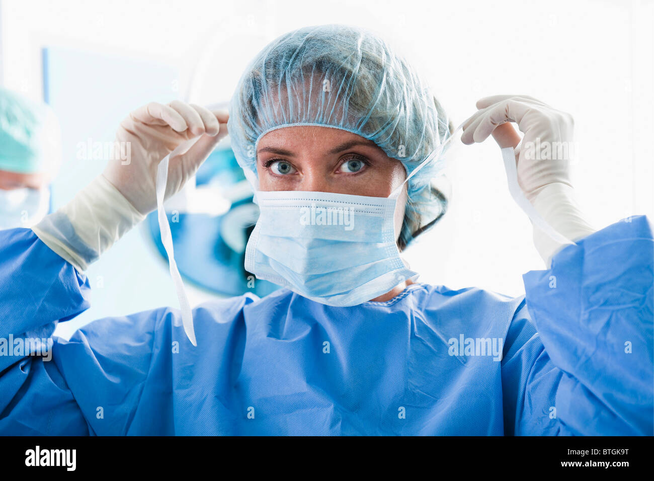 Chirurgen tragen Mundschutz im OP-Saal Stockfotografie - Alamy