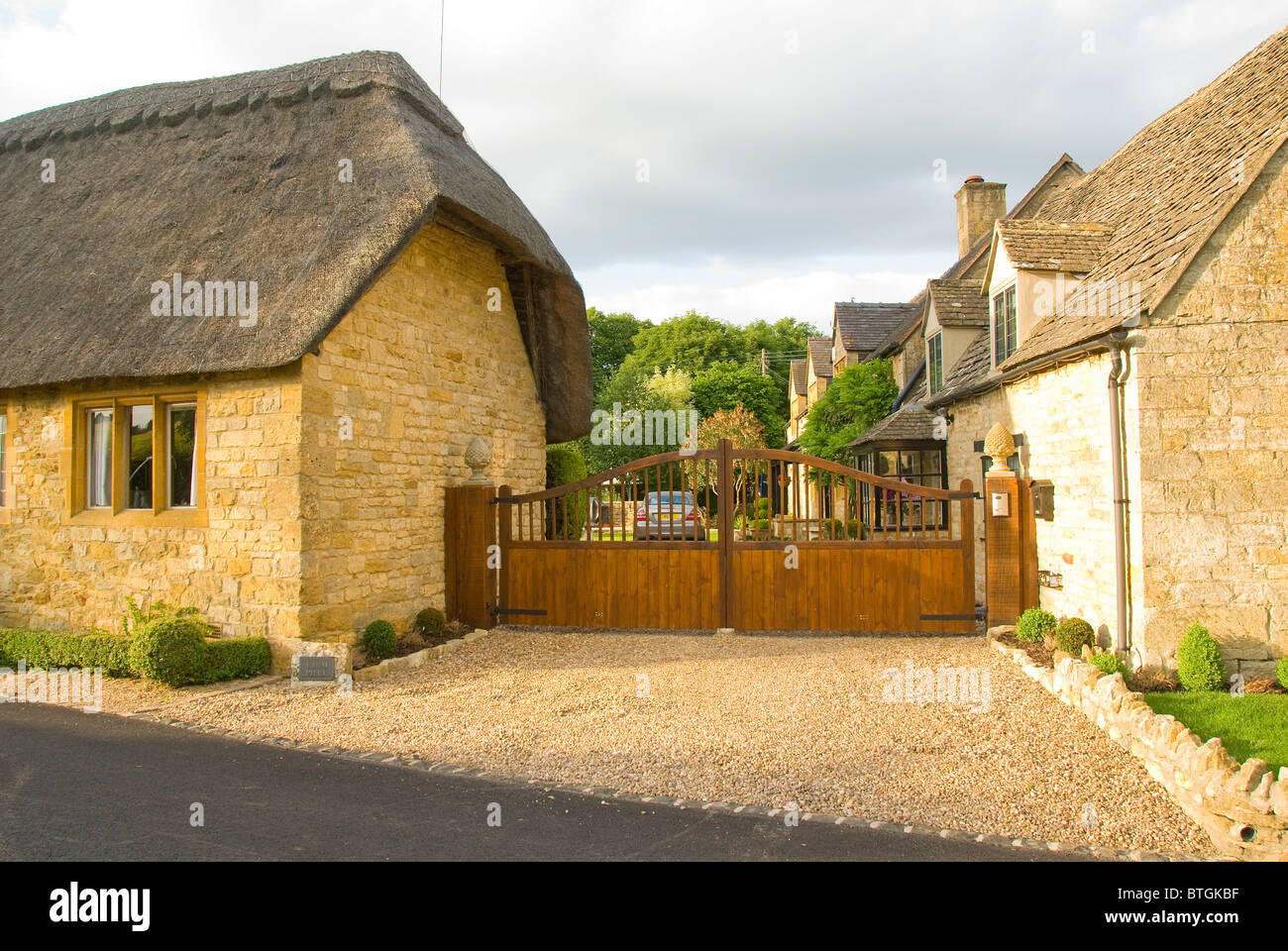 Reetgedeckten Haus und Zufahrt mit Tor, Cotswolds, England, UK Stockfoto
