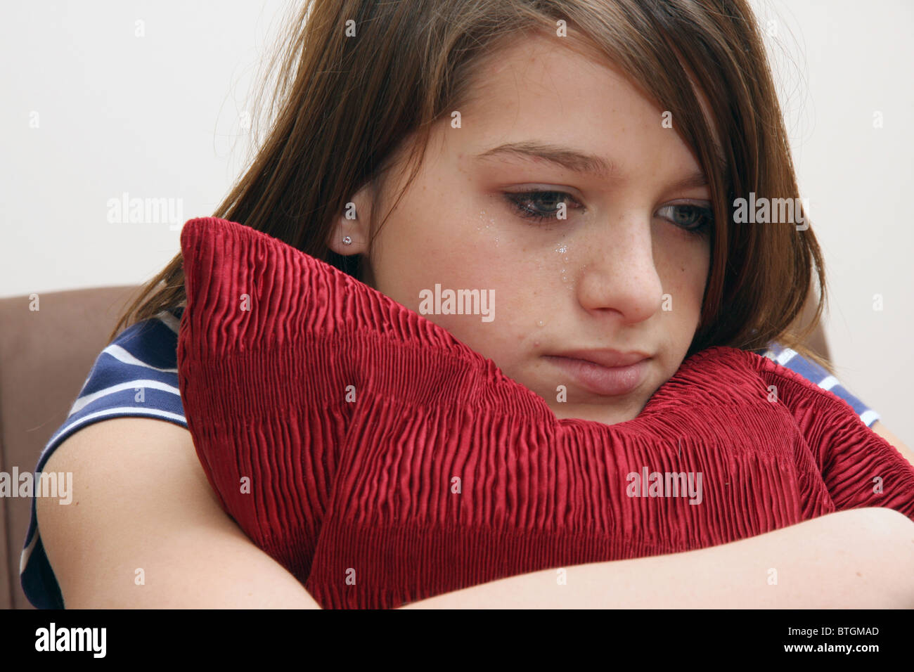 Eine depressive Teenager-Mädchen mit Tränen liefen ihr über die Wangen. Stockfoto