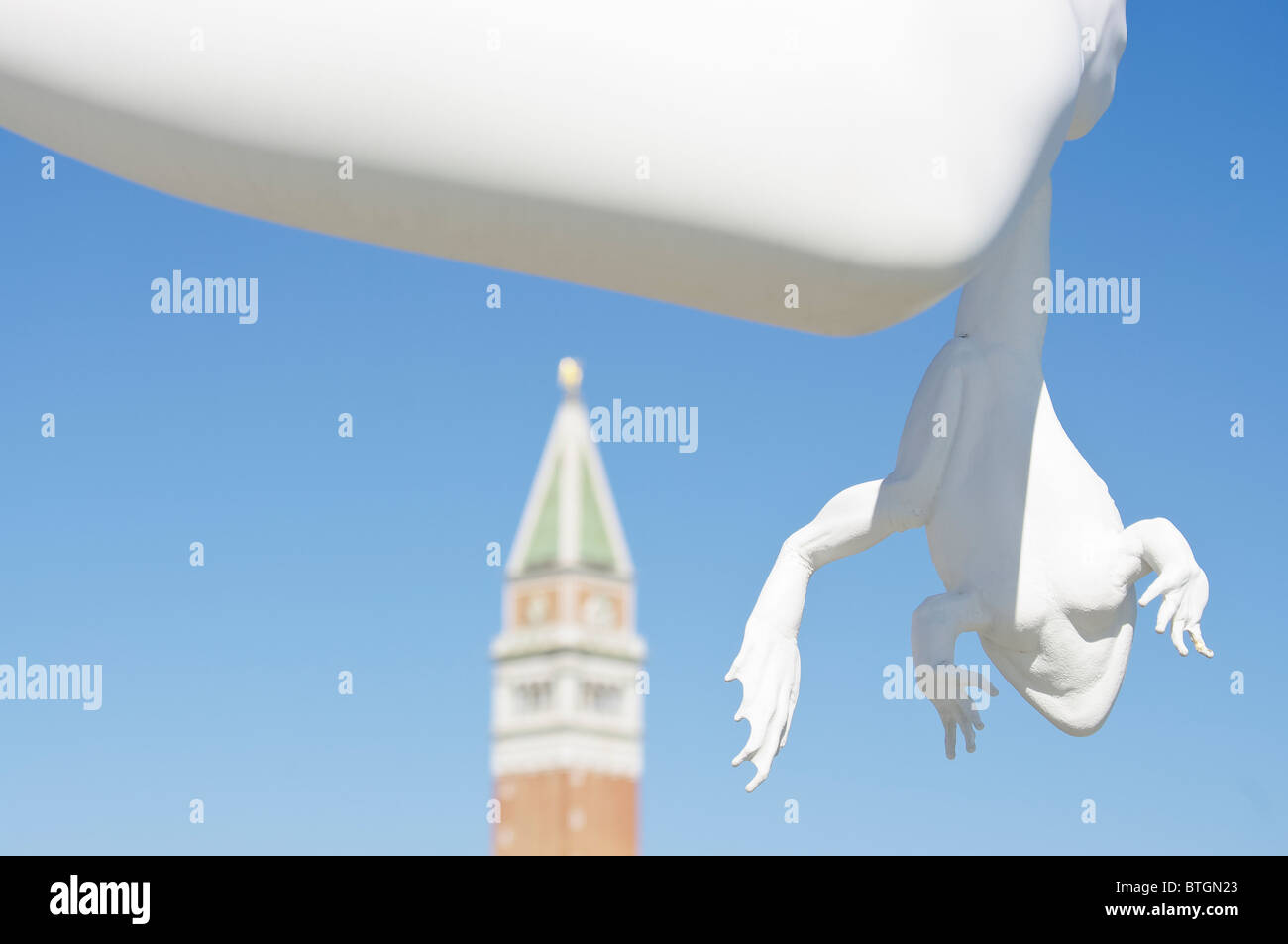 Detail der Skulptur eines jungen mit Frosch und unscharfen Blick auf den Glockenturm, Venedig, Italien Stockfoto