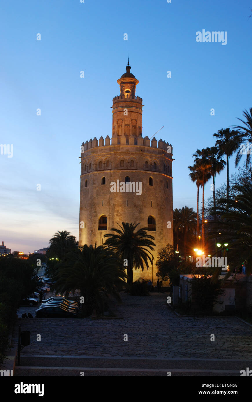 Turm von Gold (Torre del Oro) bei Dämmerung, Sevilla, Provinz Sevilla, Andalusien, Spanien, Westeuropa. Stockfoto