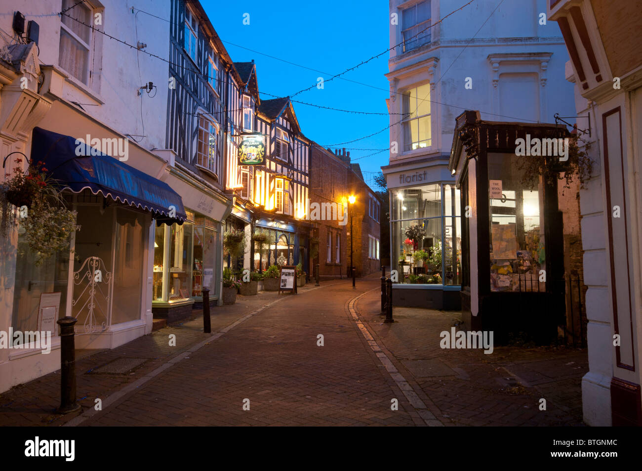 Folkestone Innenstadt bei Nacht Kent England UK Stockfoto
