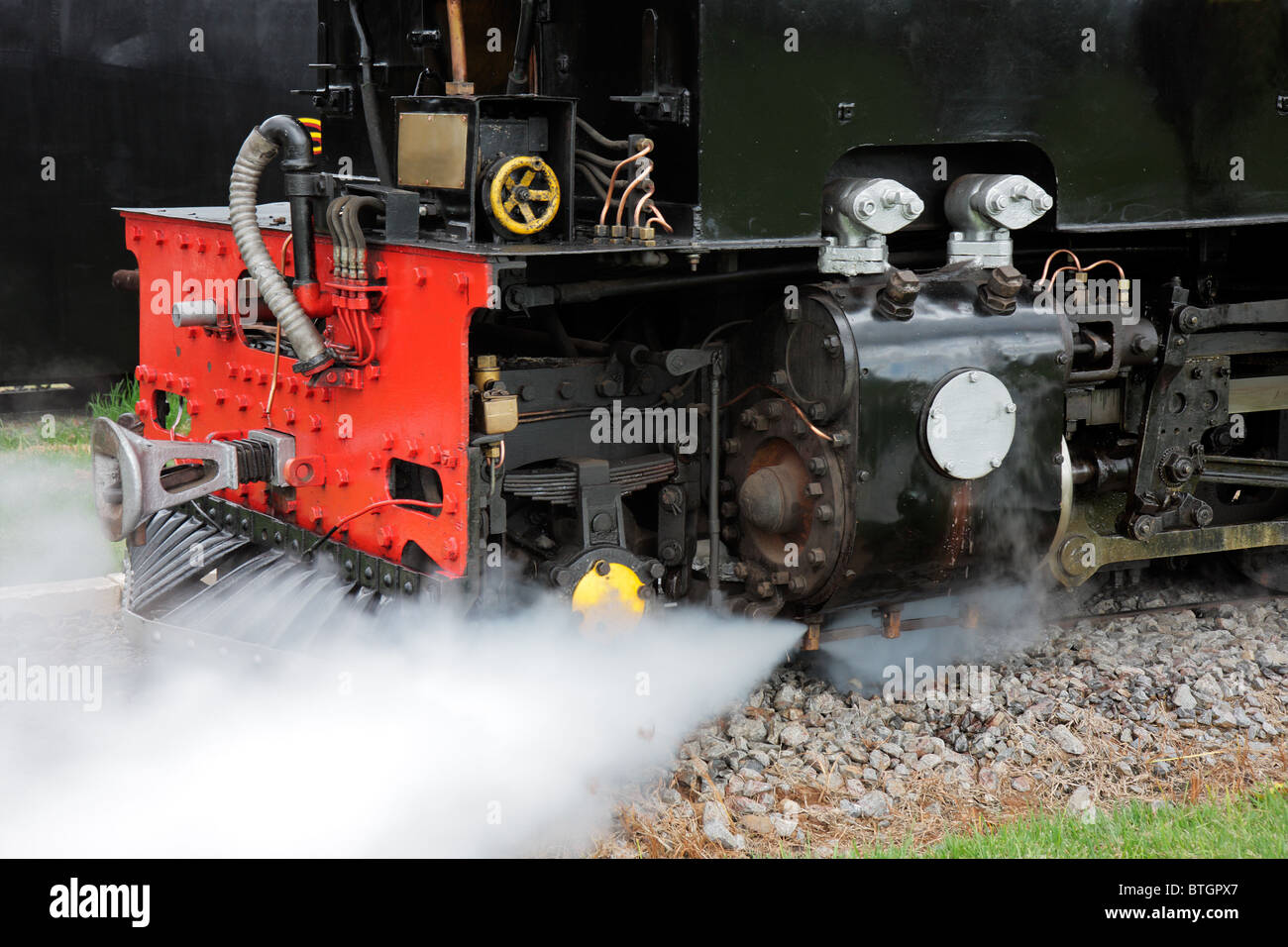 Nahaufnahme von der Vorderseite des Vintage Dampflokomotive mit Dampf Stockfoto