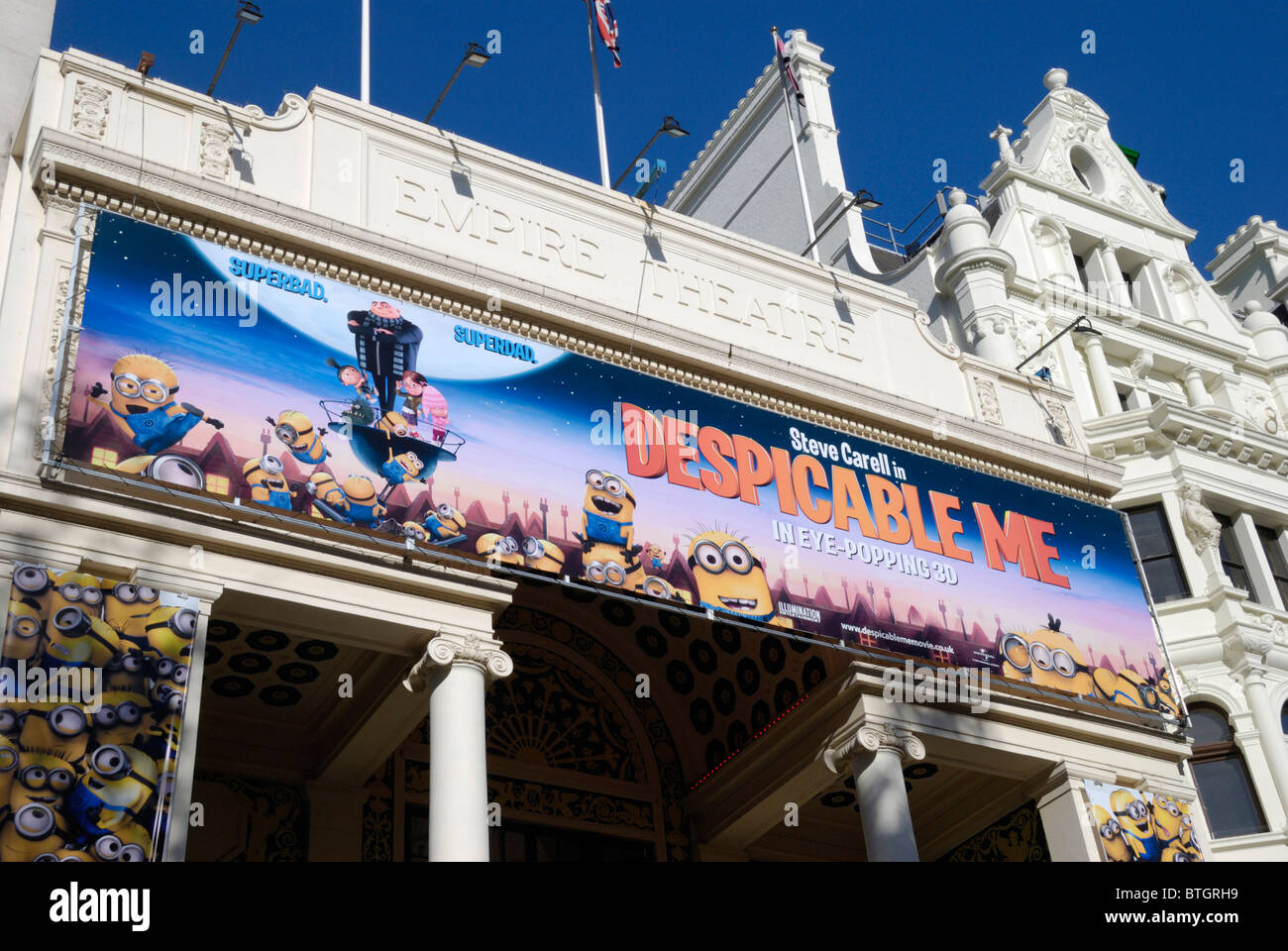 Billboard, die Förderung der Film Despicable Me außerhalb der Empire-Kino am Leicester Square, London, England Stockfoto