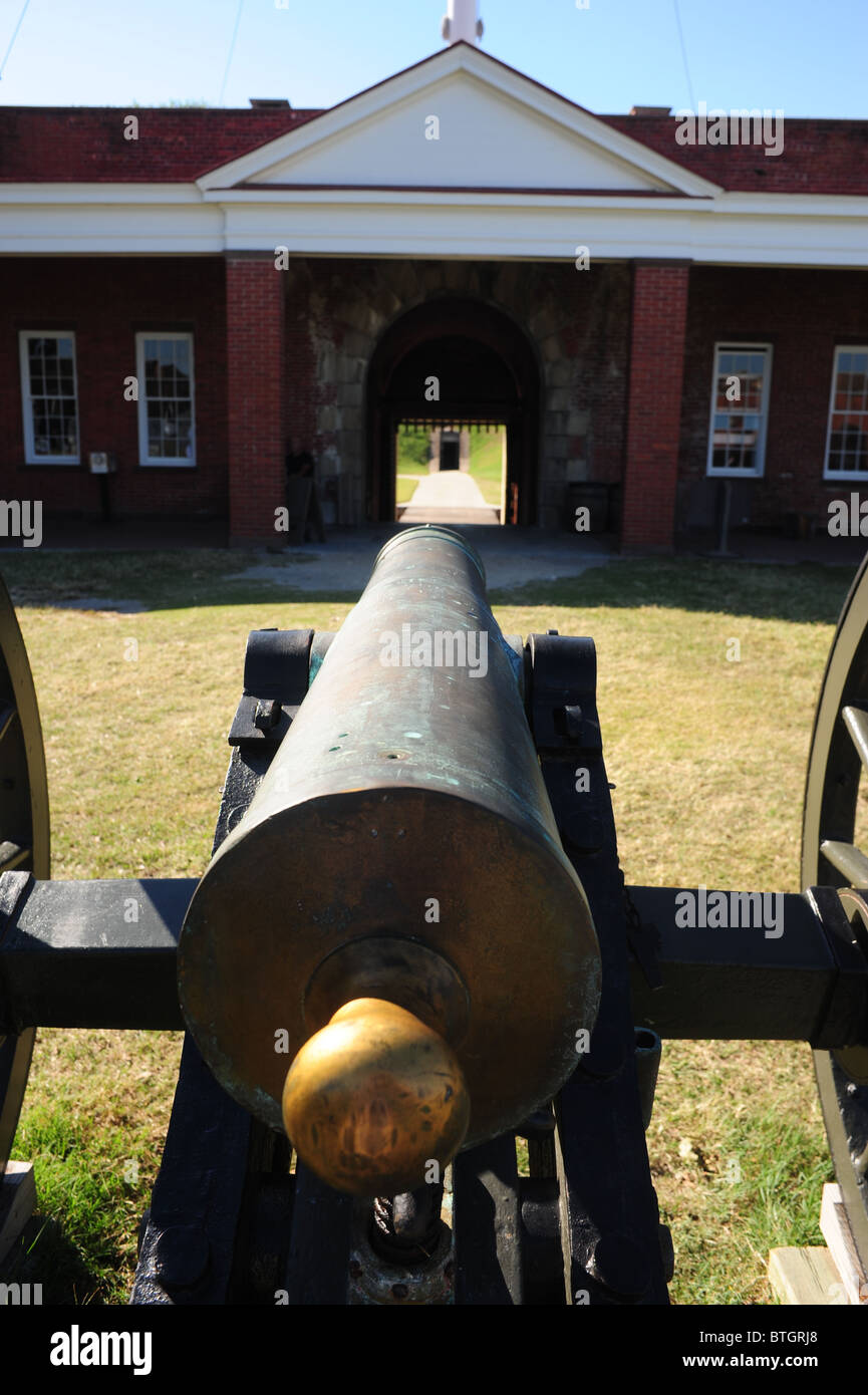Bürgerkrieg-Messingkanone vor Wasserburg Eingang zum Fort Pulaski, Cockspur Island, Georgia, USA Stockfoto