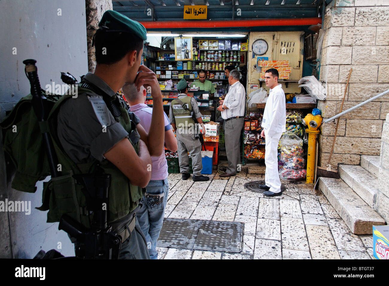 Israelische Soldaten bewaffnet mit automatischen Gewehren Wache stehen in der Altstadt von Jerusalem Stockfoto