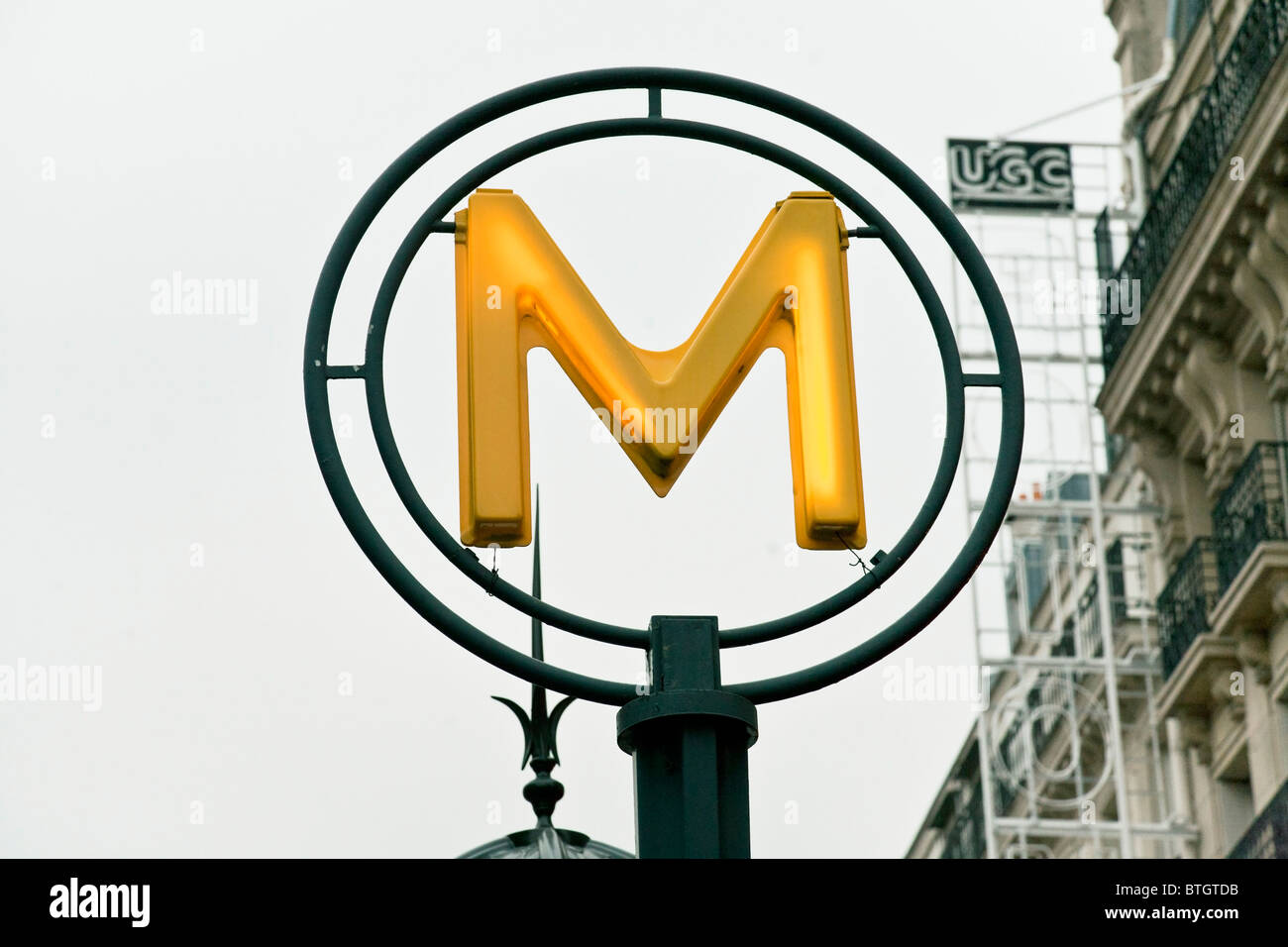 gelbe Modern beleuchtete Paris Metro Zeichen Boulevard Saint Michel Paris Stockfoto