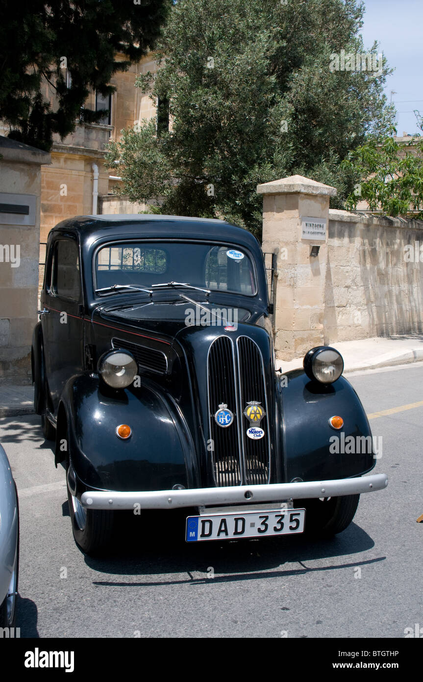 A oben sitzen und betteln Stil Ford Anglia auf einem Display in Mtarfa, Malta Stockfoto