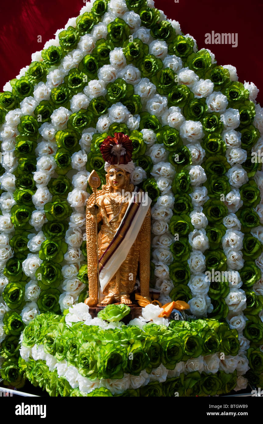 Dekorierten Hindu Statue von Lord Murugan auf eine Kadavi, durchgeführt von einem Verehrer während Thaipusam Festival in Batu Caves in KL Stockfoto