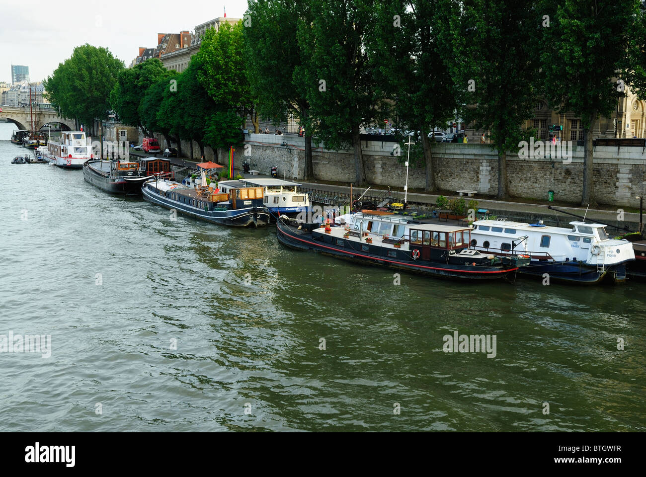 Lastkähne vertäut am Kai in Paris, Hauptstadt von Frankreich Stockfoto