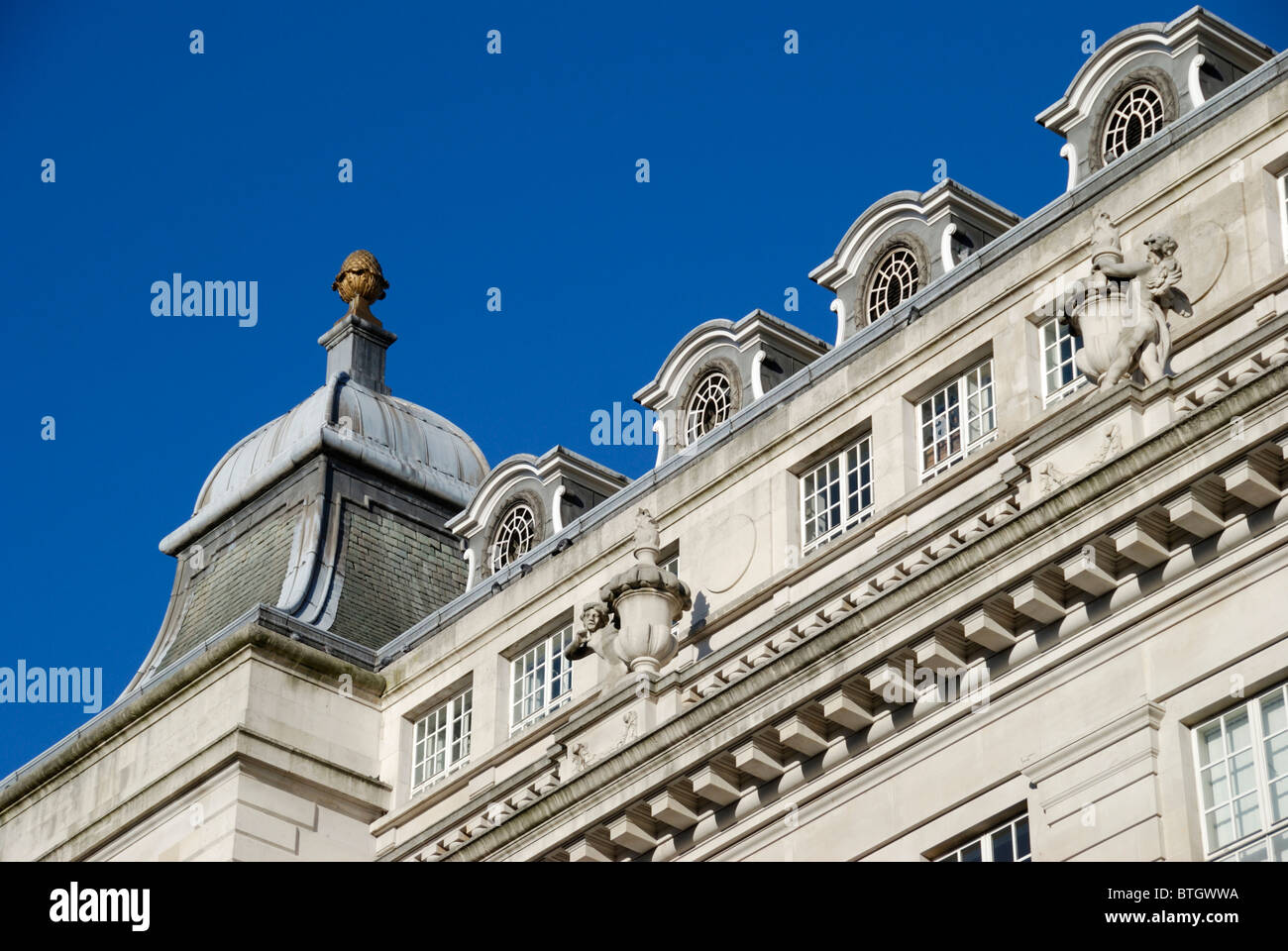 Nahaufnahme des reich verzierten Steingebäude in Piccadilly, London, England Stockfoto