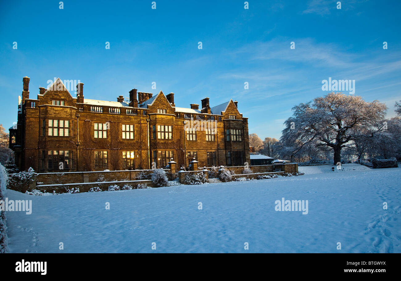 Winter Dawn Gisborough Hall, Kolonialwarenhändler, Cleveland Stockfoto