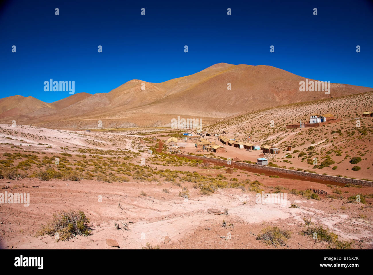 Altiplano Dorf Machuca mit einer typischen Kirche in der Nähe von San Pedro de Atacama, Chile Stockfoto