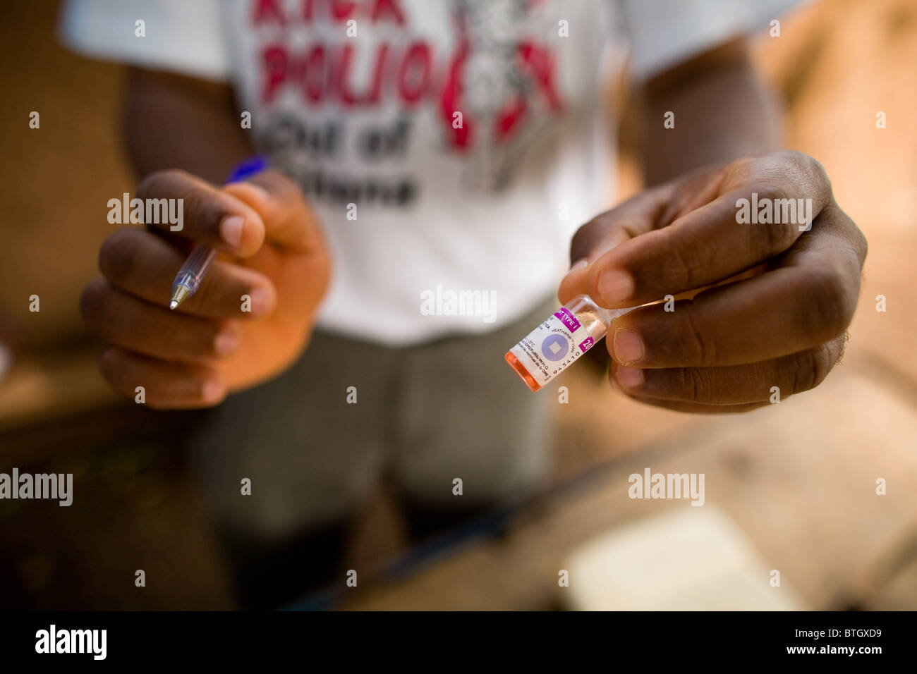 Ein Mann hält ein Fläschchen mit Polio-Impfstoff während eines nationalen Immunisierung-Trainings in das Dorf Kpalbe Stockfoto