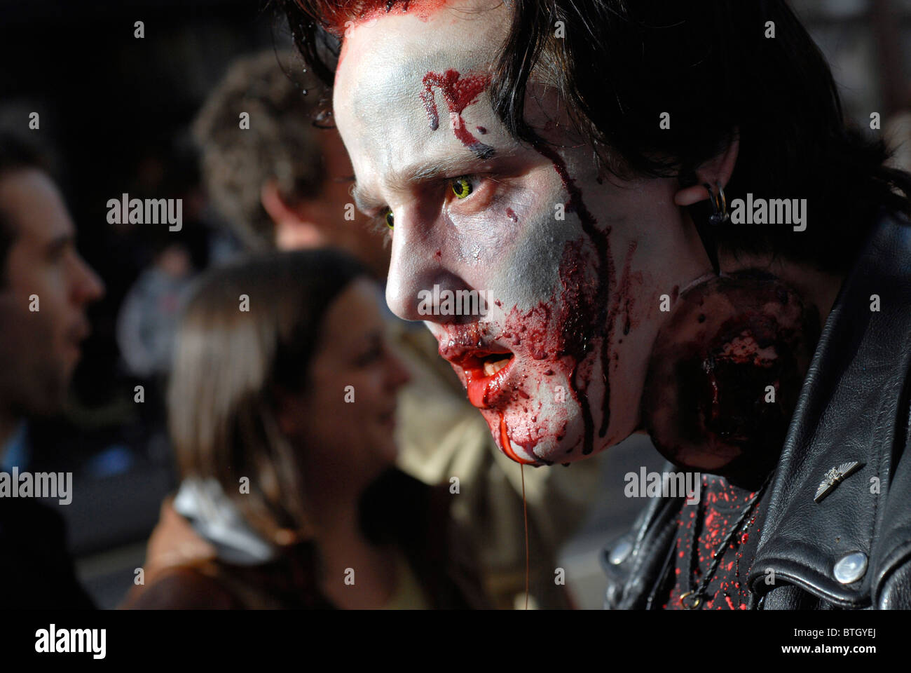 Die Brighton Zombie walk mit mehr als fünfhundert Menschen angezogen als Zombies zu Fuß durch die Straßen von Brighton, UK Stockfoto