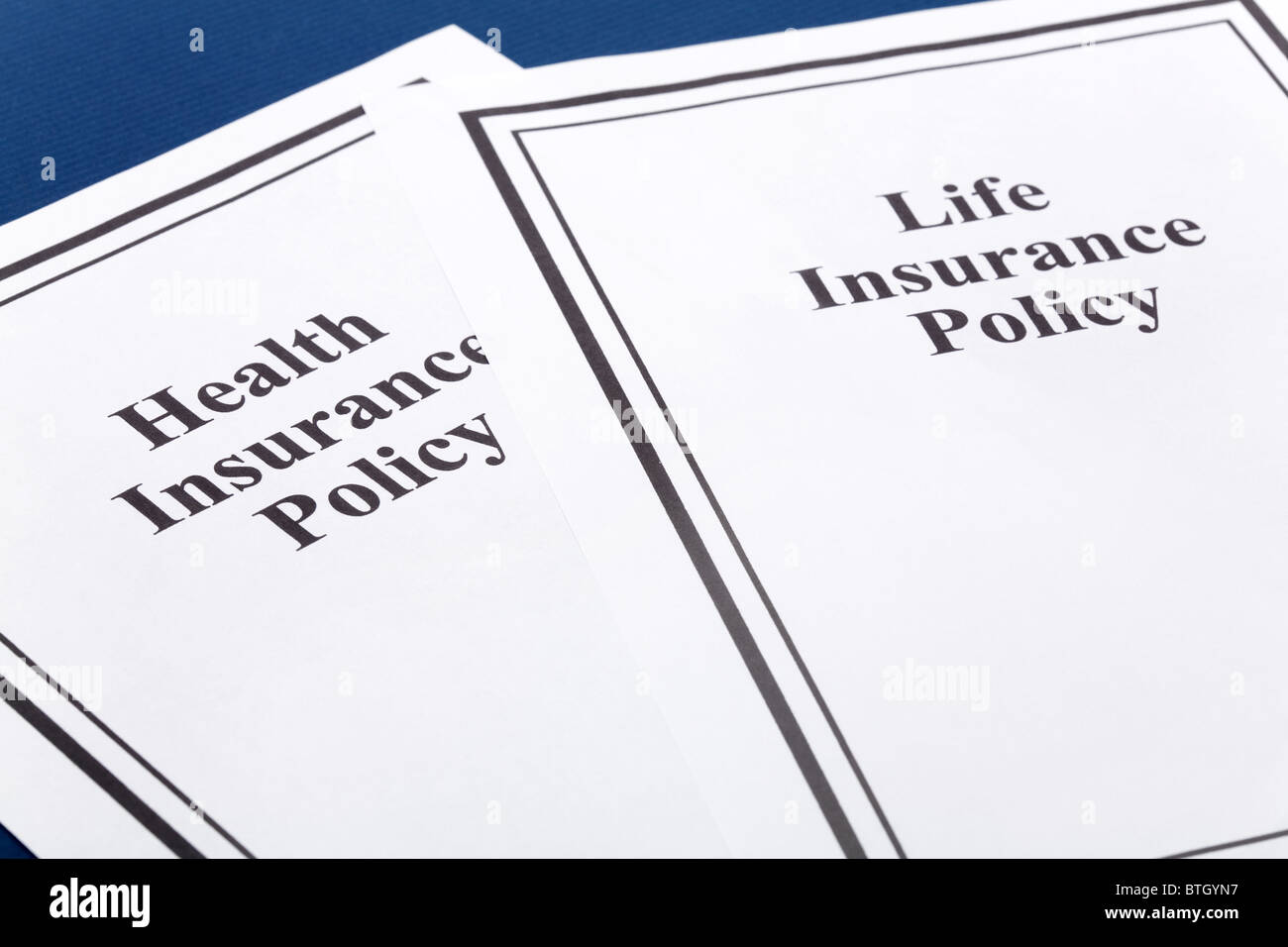 Dokument der Lebens- und Krankenversicherung für Hintergrund Stockfoto