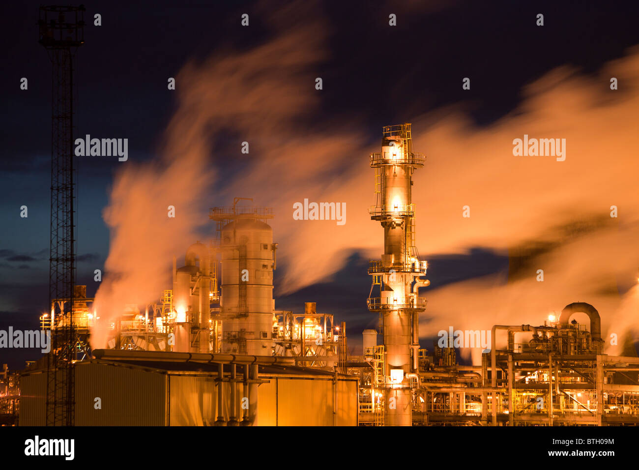 Die Ineos-Öl-Raffinerie in Grangemouth, Schottland, UK, ist verantwortlich für massive CO2-Emissionen. Stockfoto