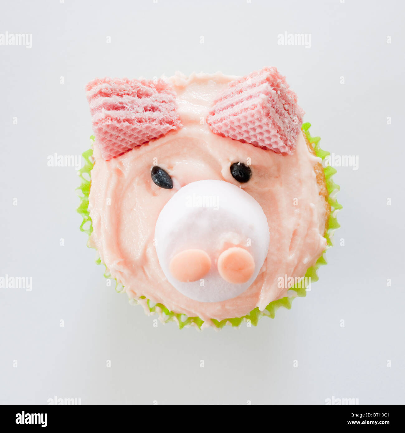 Ein rosa Schwein iced hausgemachten Brötchen für eine Kinder-Geburtstags-party Stockfoto