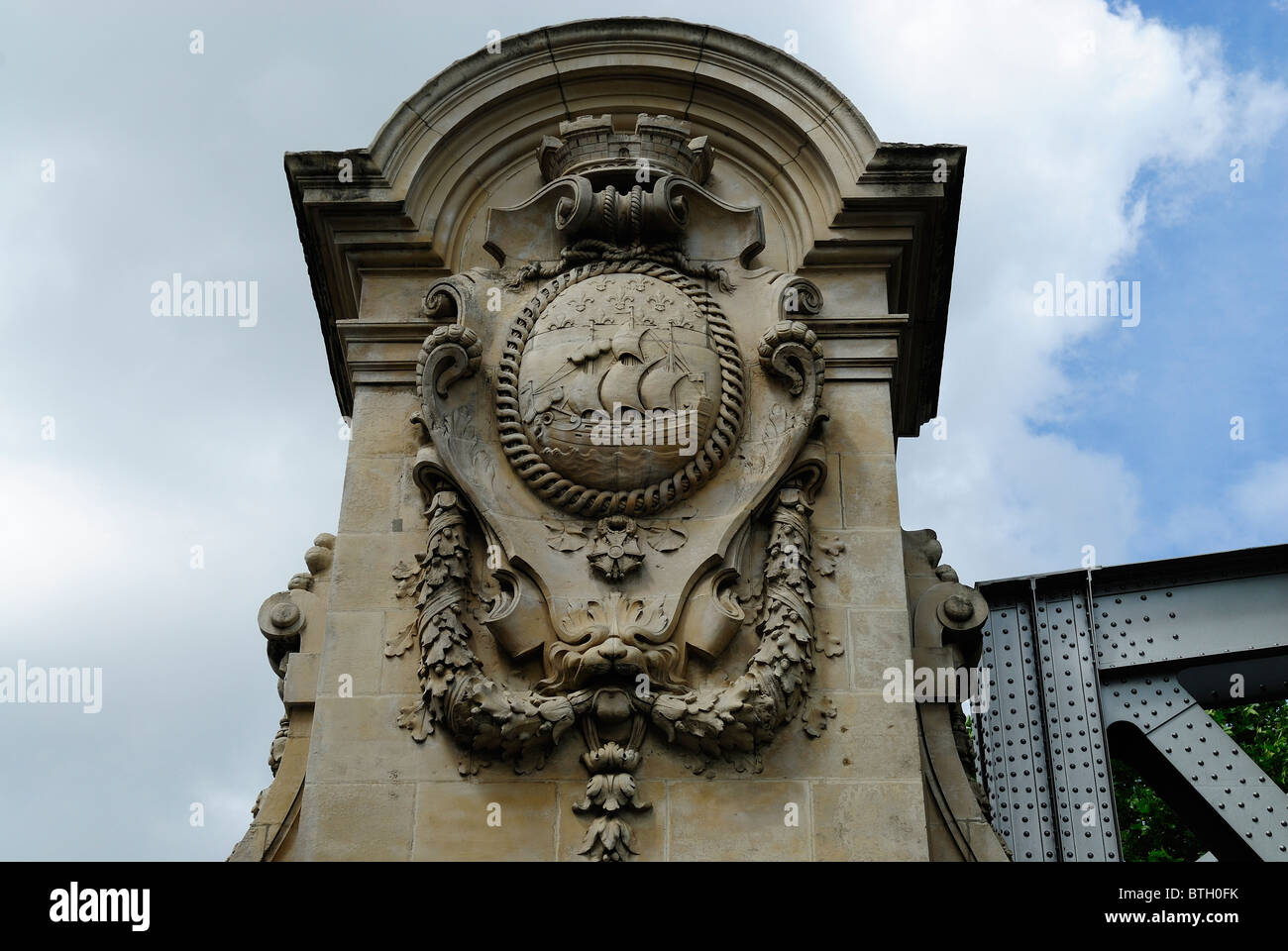 Metallbrücke mit Wappen von Paris über La Seineufer in Paris, Hauptstadt von Frankreich Stockfoto