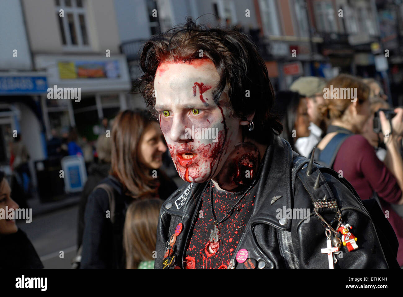 Die Brighton Zombie walk mit mehr als fünfhundert Menschen angezogen als Zombies zu Fuß durch die Straßen von Brighton, UK Stockfoto