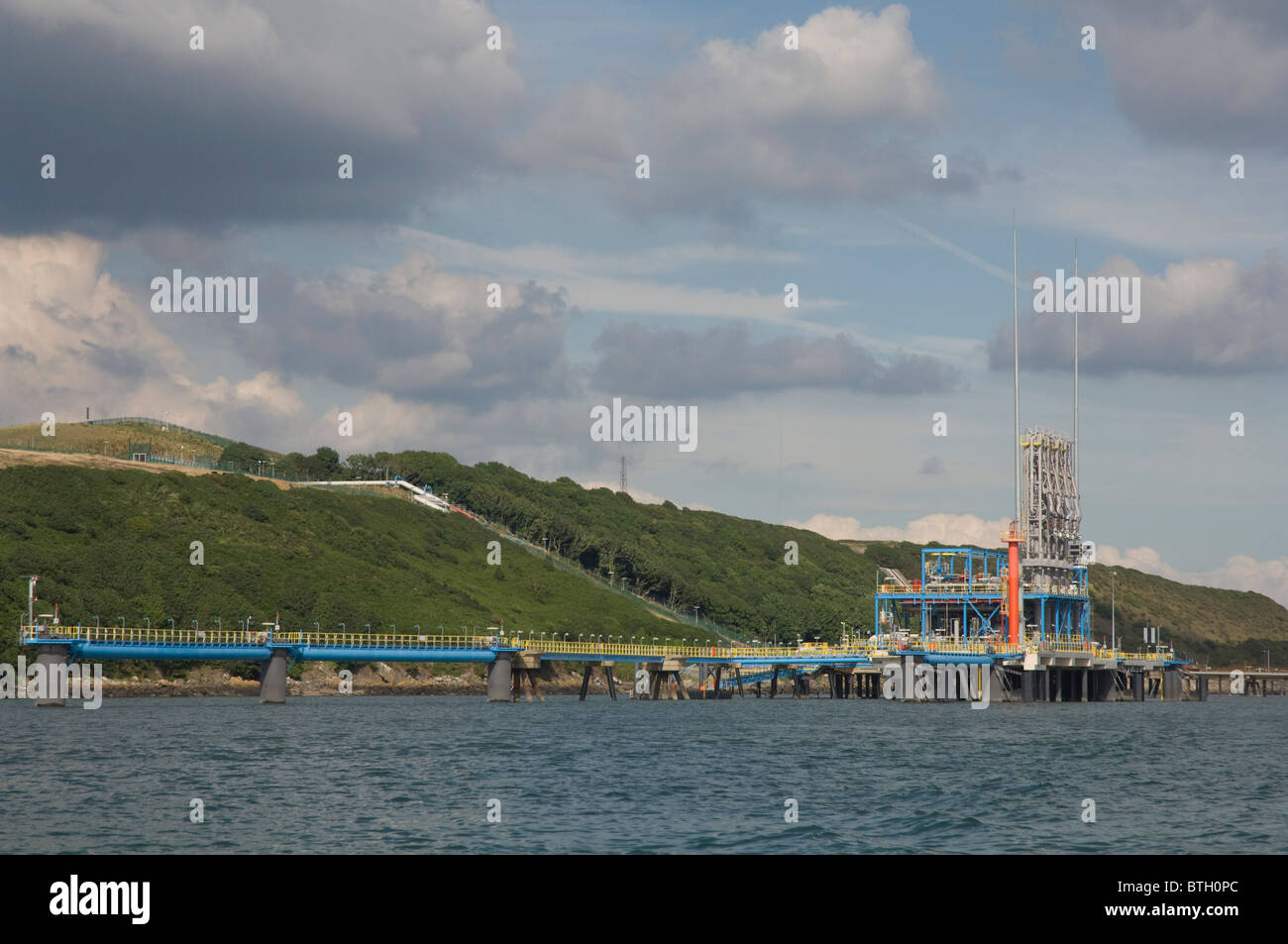 Dragon-LNG-Terminal und Steg, Milford Haven, Pembrokeshire, Wales, UK, Europa Stockfoto