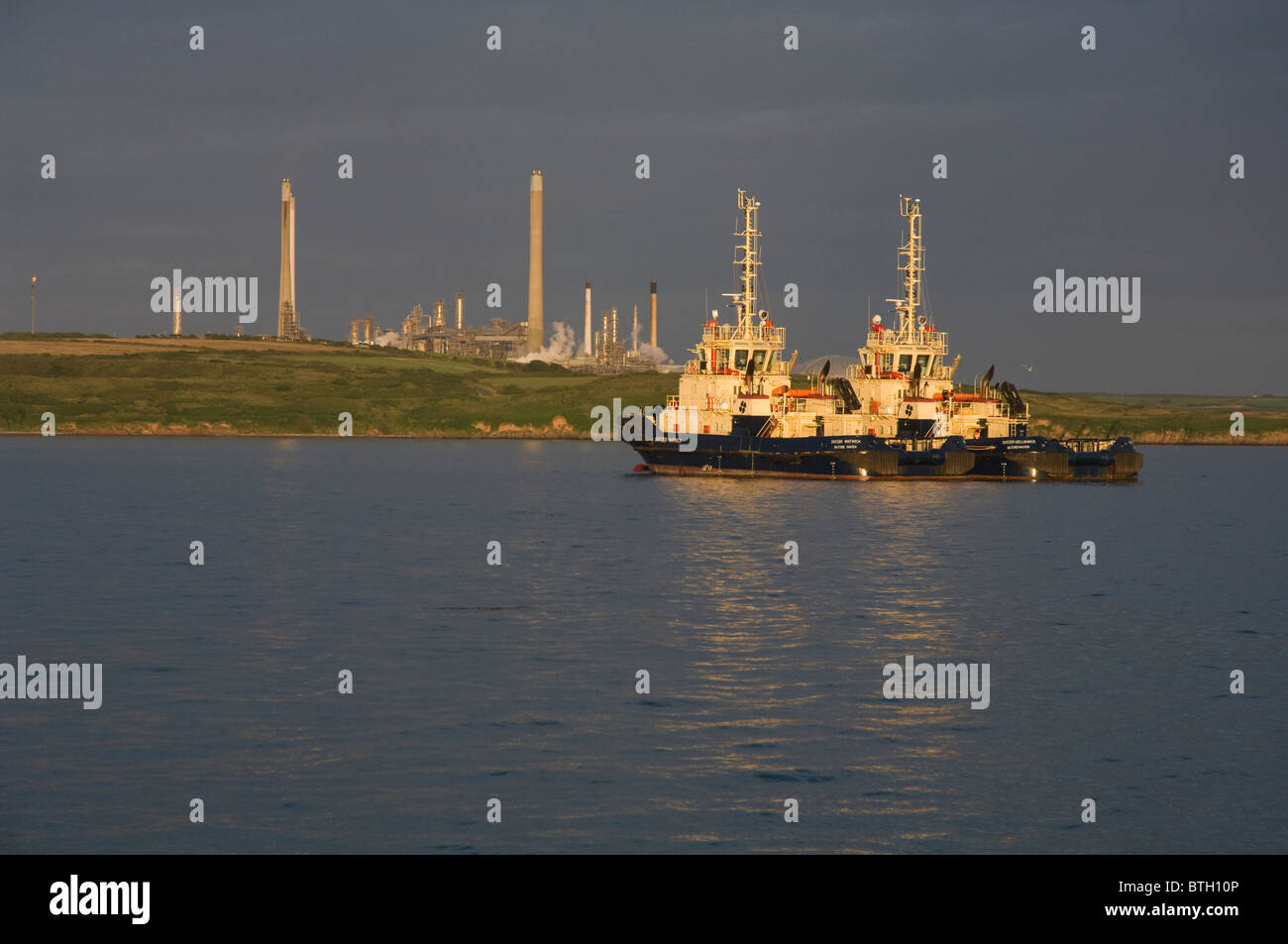 Schlepper und Texaco Ölraffinerie, Milford Haven, Pembrokeshire, Wales, UK, Europa Stockfoto