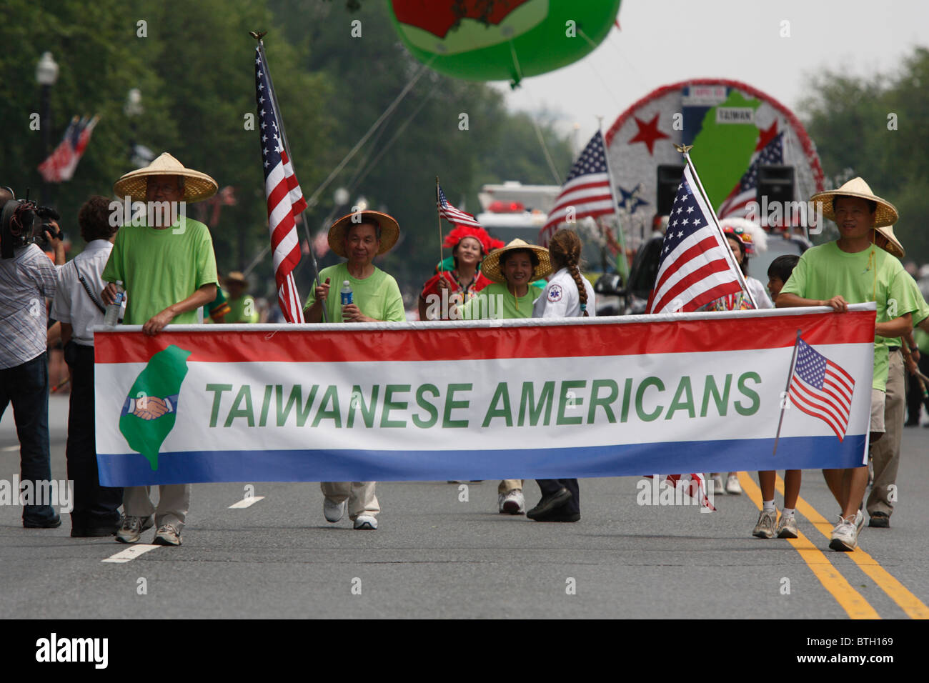 Taiwanesische Amerikaner marschieren bei der jährlichen Parade zum 4. Juli auf der Constitution Avenue in Washington, DC. Stockfoto