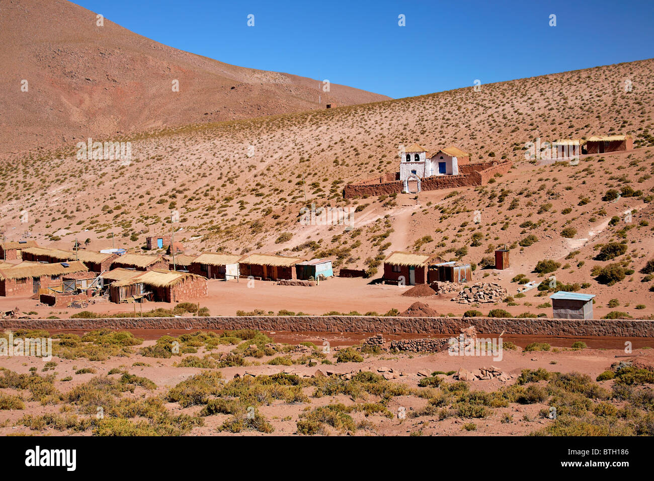 Altiplano Dorf Machuca und typische Kirche der Wüste Atacama, Chile Stockfoto