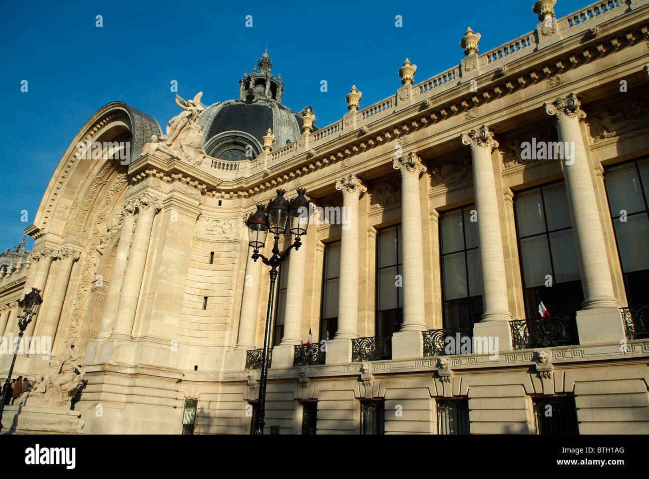 Palast In Paris Mit 6 Buchstaben Jardin des abords du petit palais Stockfotos und -bilder Kaufen - Alamy