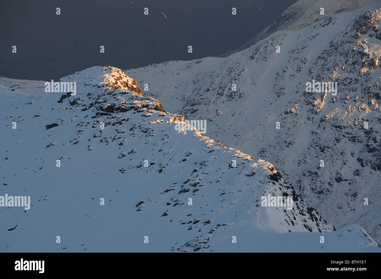 Letzten Aufschluss über hohe wie Spionage und Striding Edge im Winter im englischen Lake District Stockfoto