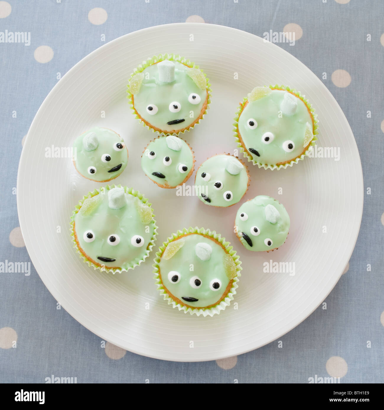 Ein Teller mit grünen Alien iced hausgemachten Brötchen für eine Kinder-Geburtstags-party Stockfoto