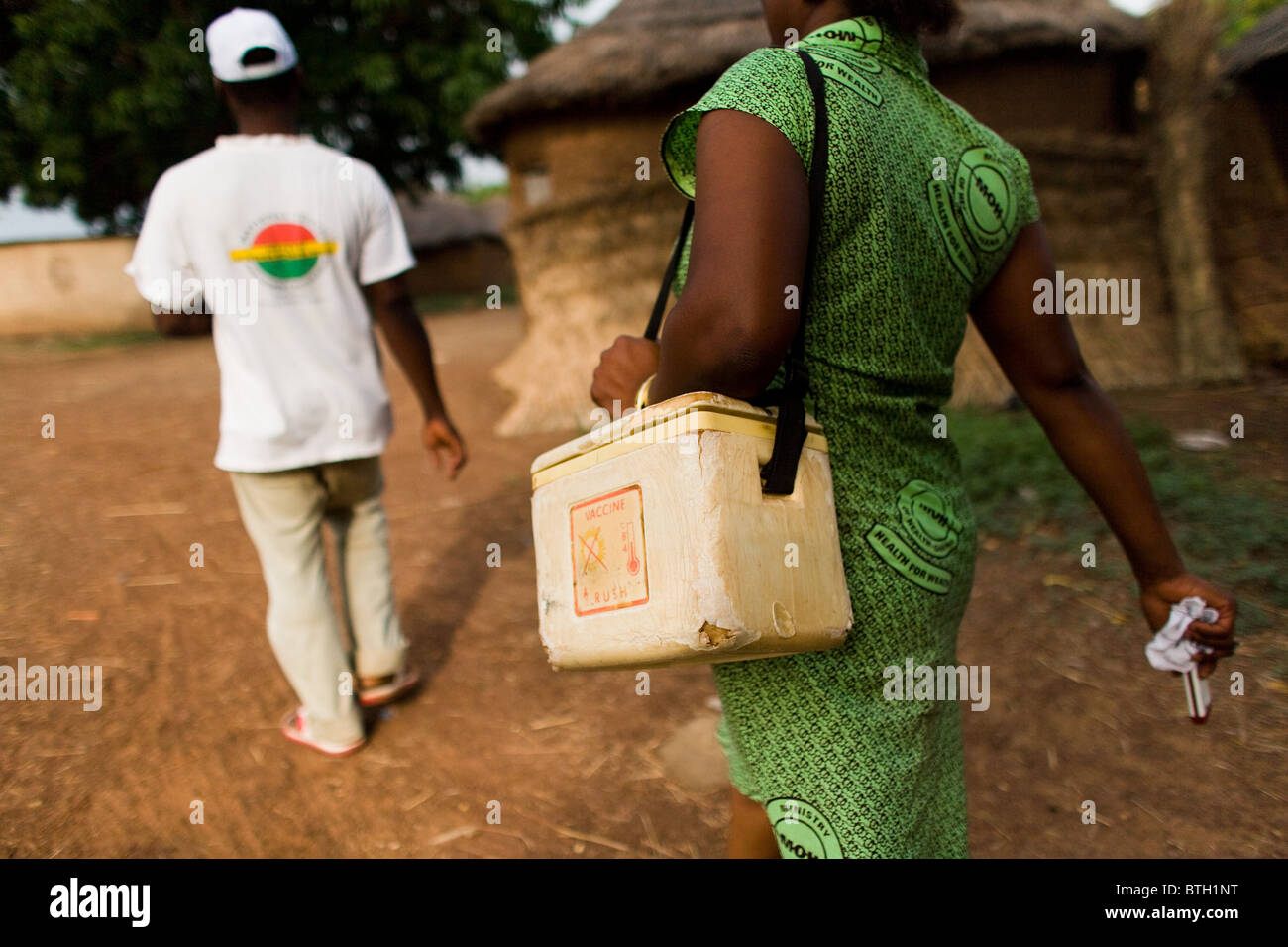 Ein medizinischer Fachkräfte und eine Gemeinschaft freiwilliger Besuch Häuser während eines nationalen Polio-Impfungen-Trainings Stockfoto
