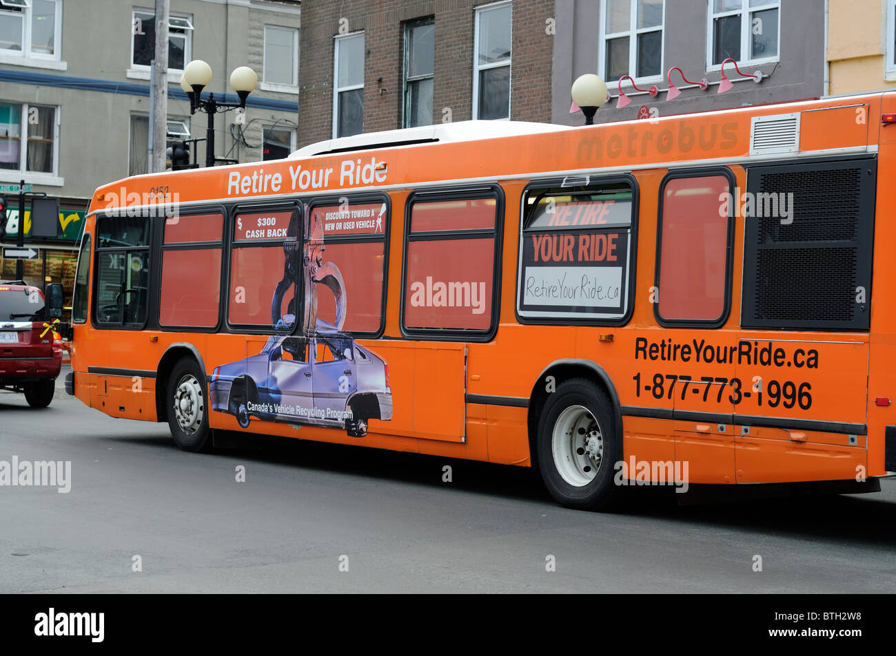 Kanadische Linienbus In St. Johns, Neufundland, Werbung für eine kanadische Regierungsprogramm, Ihr alte Auto zu recyceln Stockfoto