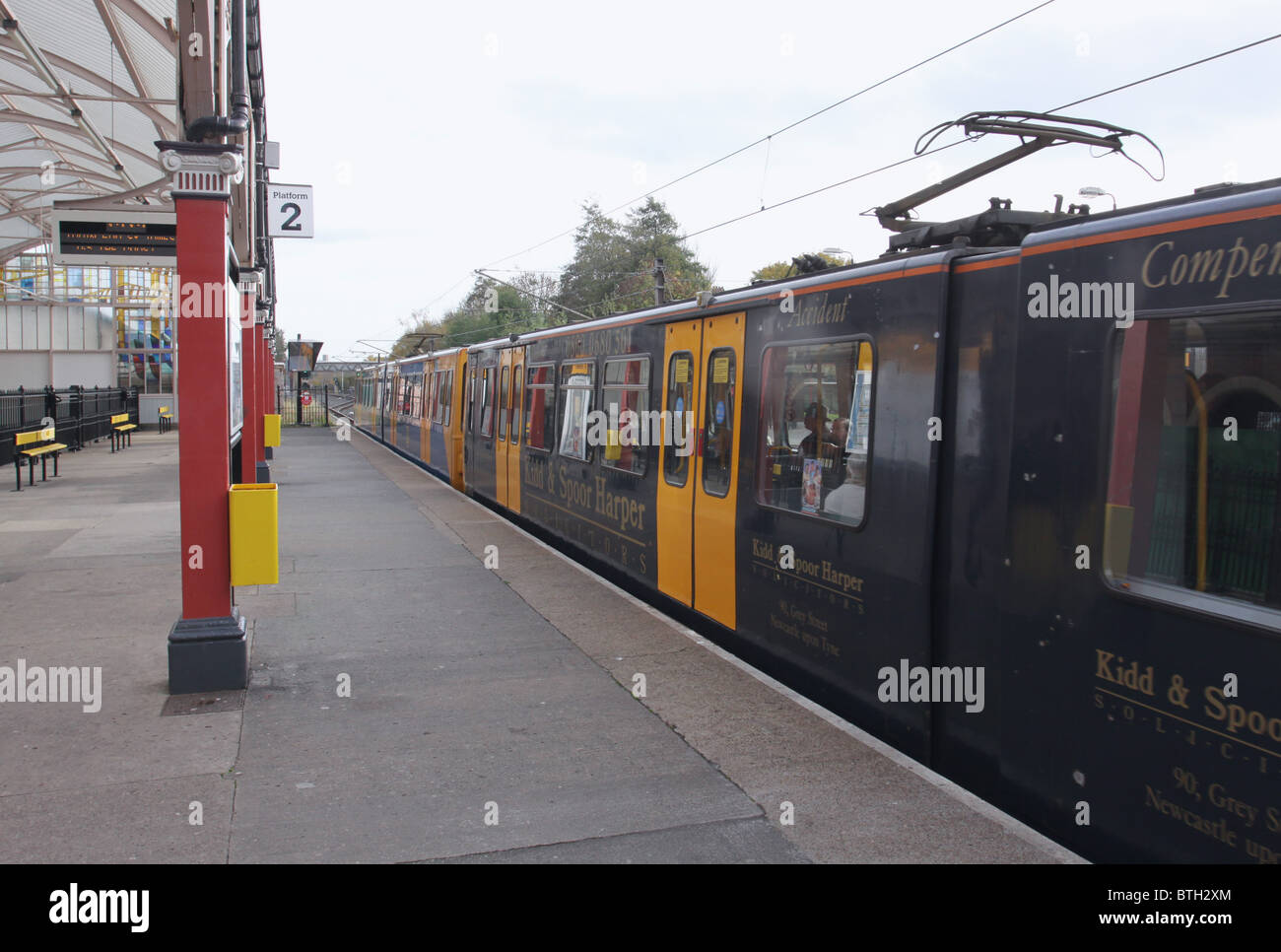 Tyne und tragen Metro Zug an der Monkseaton Station England Oktober 2010 Stockfoto