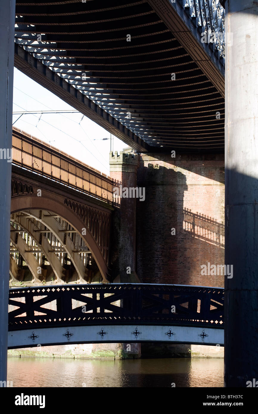 Eisernen Steg und Eisenbahn Viadukte über Castlefield Kanal-Becken in der Nähe von Manchester England Stockfoto