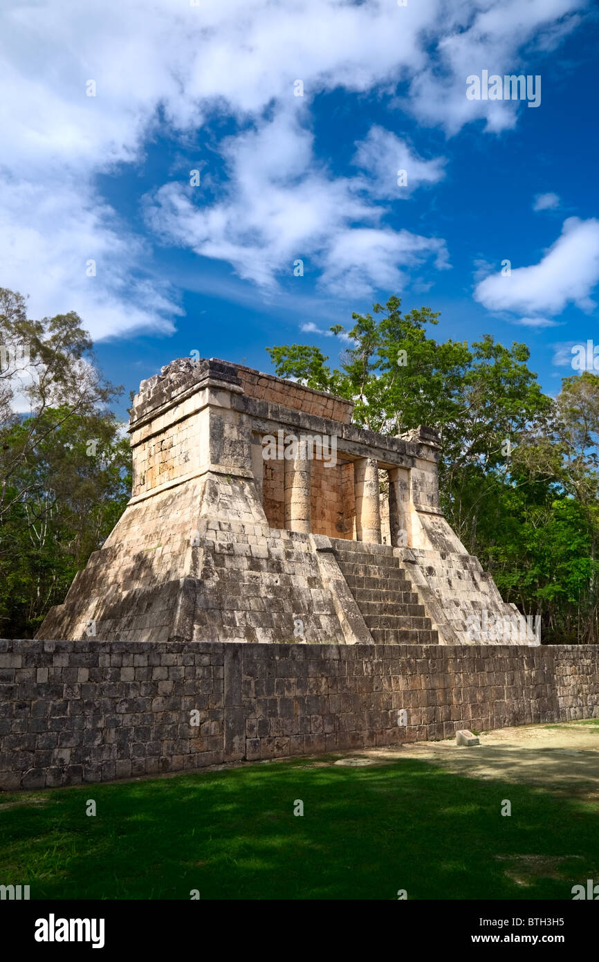 Tempel des bärtigen Mannes am Ende des großen Ballspielplatz für die Wiedergabe von 'Pok-ta-Pok' in der Nähe von Chichen Itza Pyramide, Mexiko Stockfoto