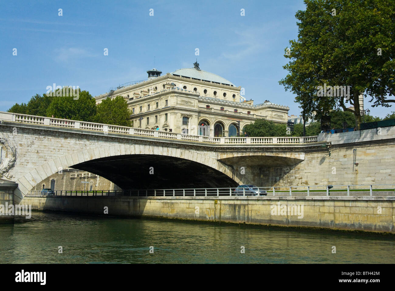Seine Paris Frankreich Flussbrücke Gebäude und Bäume Stockfoto