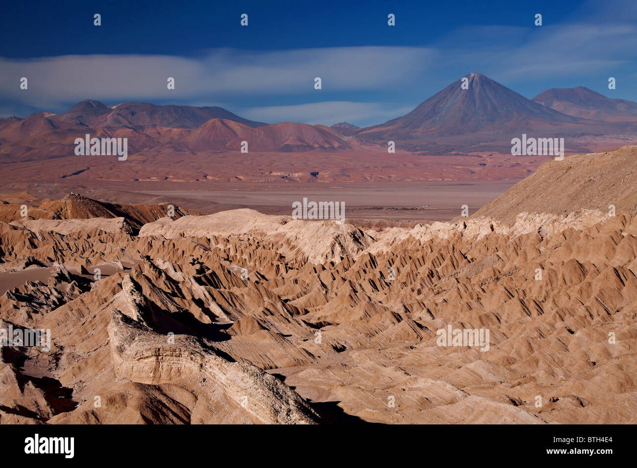 Blick vom Valle De La Muerte (Death Valley) auf den Vulkanen Licancabur und Juriques, Wüste Atacama, Chile Stockfoto